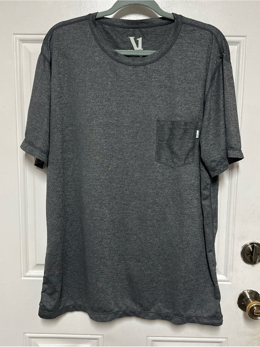 Vuori Tradewind Performance Tee Mens XL Gray Pocket T-Shirt Activewear Gym